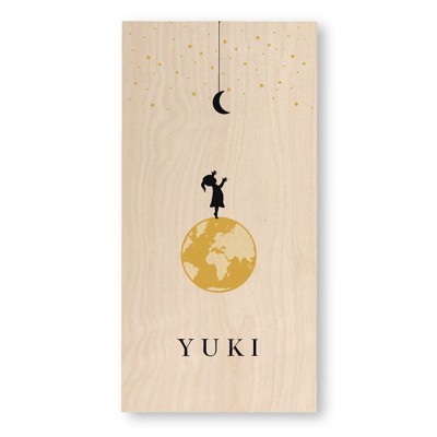 Geboortekaart-hout-meisje-wereldbol-yuki